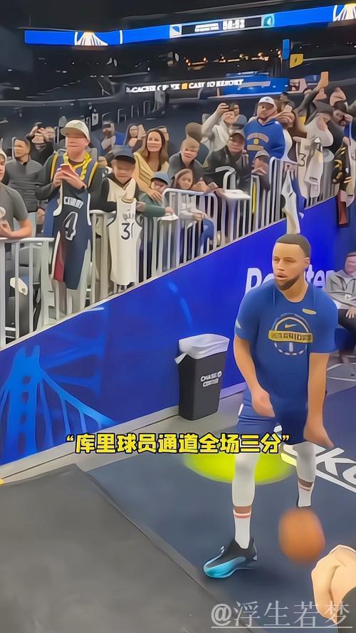 赛前库里于球员通道投中超远三分 赛前库里于球员通道投中超远三分